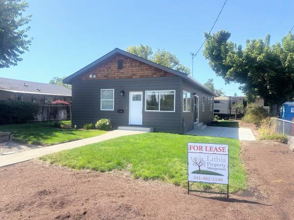 447 Cedar St in Central Point, OR - Building Photo
