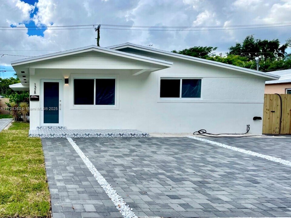 1328 NW 46th St in Miami, FL - Building Photo