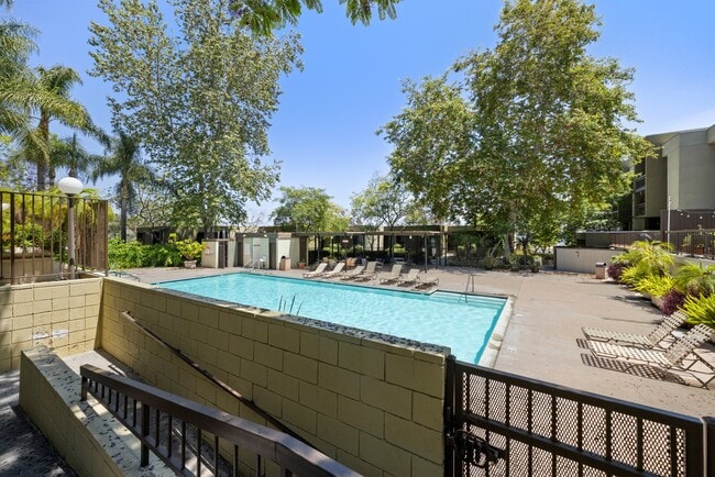 898 Temple Ter, Unit 324 in Los Angeles, CA - Building Photo - Building Photo