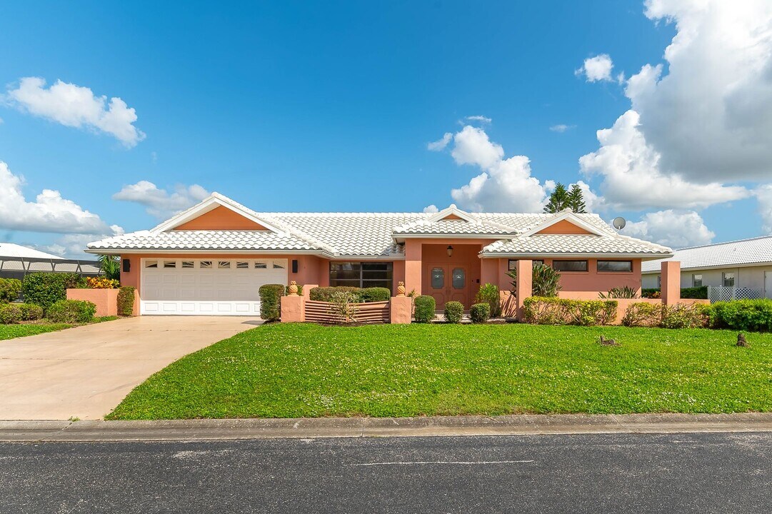 534 Warwick Ln in Venice, FL - Building Photo