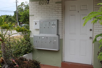 6097 Rodman St in Hollywood, FL - Building Photo - Building Photo