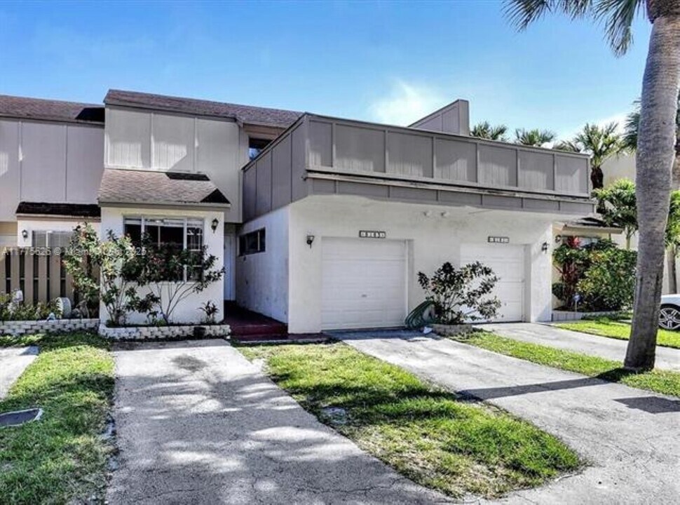 8183 NW 8th Mnr, Unit 9 in Plantation, FL - Building Photo