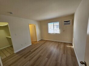 14323 Haynes St in Los Angeles, CA - Foto de edificio - Building Photo