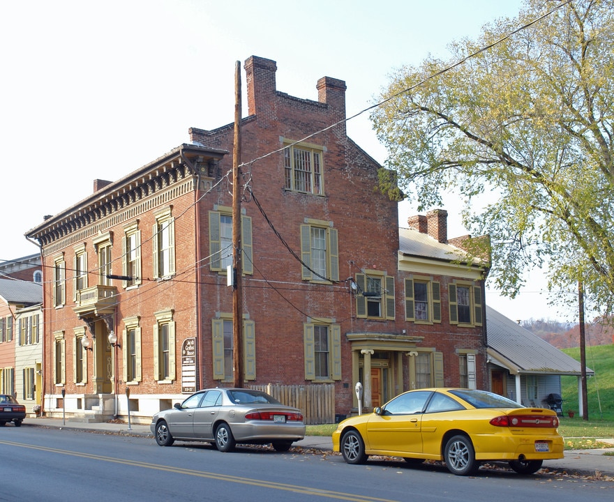215 E Water St in Lock Haven, PA - Foto de edificio
