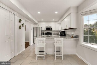 10855 Lockwood Dr in Silver Spring, MD - Foto de edificio - Building Photo