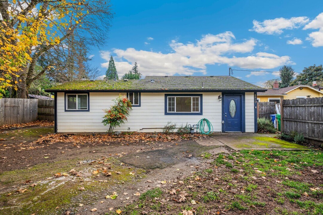 6830 SE 50th Ave in Portland, OR - Building Photo