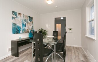 4898 S Logan St in Englewood, CO - Foto de edificio - Building Photo