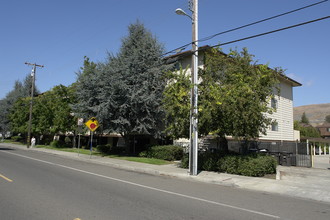 29300 Dixon St in Hayward, CA - Foto de edificio - Building Photo