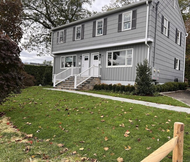 44 Cross St in New Canaan, CT - Building Photo - Building Photo
