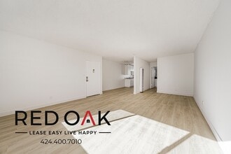 8555 Independence Ave in Los Angeles, CA - Foto de edificio - Building Photo