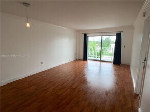 1025 Alton Rd, Unit 507 in Miami Beach, FL - Building Photo - Building Photo