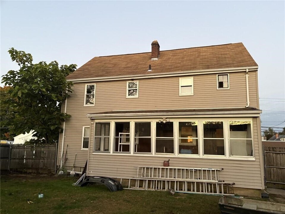 610 Killingly St in Johnston, RI - Building Photo