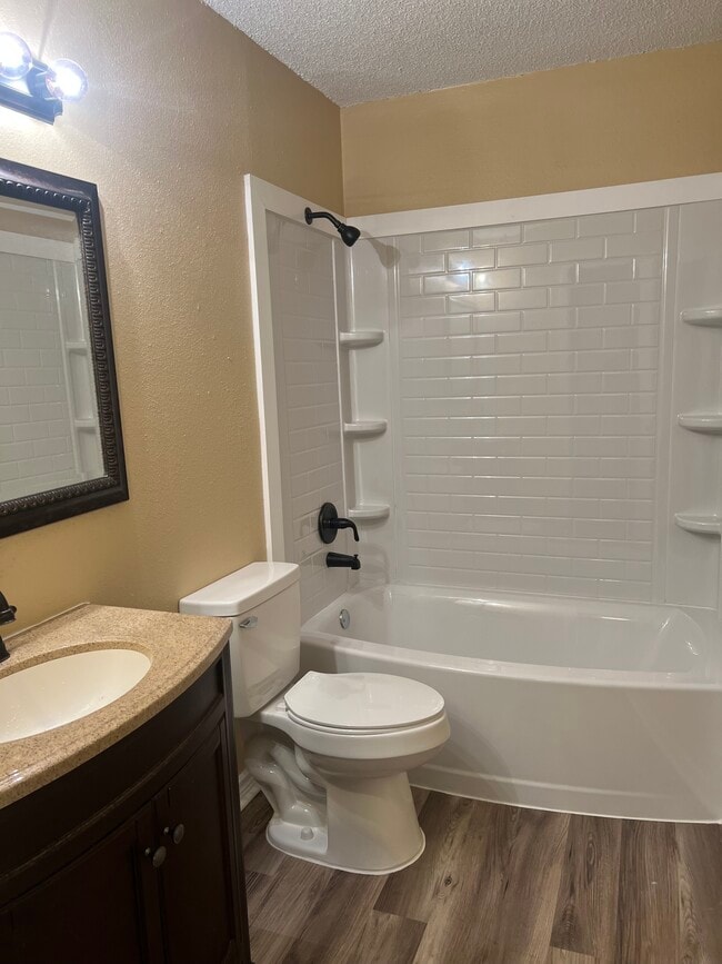 2305 Downey St, Unit 4 in La Marque, TX - Building Photo - Building Photo