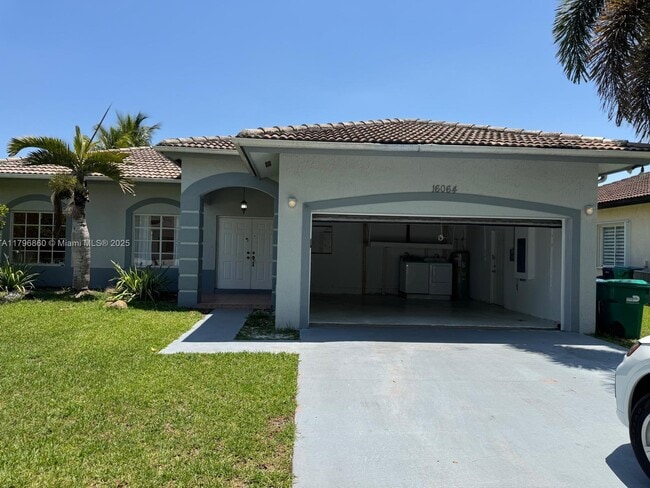 16064 SW 143rd Ln in Miami, FL - Building Photo - Building Photo
