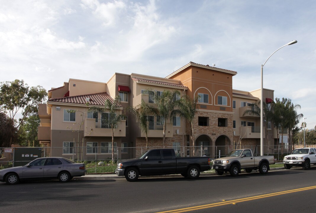 TELACU El Paseo in Riverside, CA - Foto de edificio