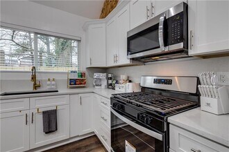 551 Woodrow Ave in Hapeville, GA - Building Photo - Building Photo