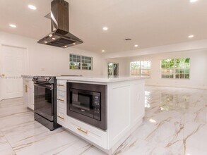 611 SW 64th Way in Pembroke Pines, FL - Building Photo - Building Photo