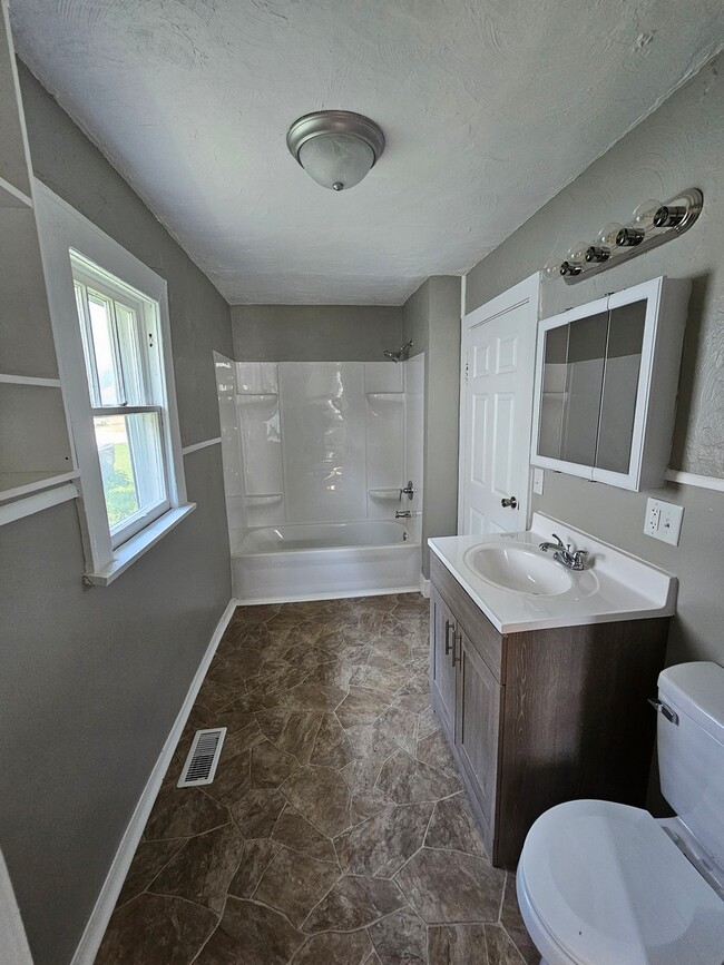 2131 Central Ave in Anderson, IN - Building Photo - Building Photo