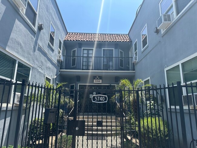 5740 Franklin Ave in Los Angeles, CA - Building Photo - Building Photo