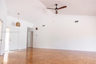 8775 SW 57th St in Cooper City, FL - Foto de edificio - Building Photo