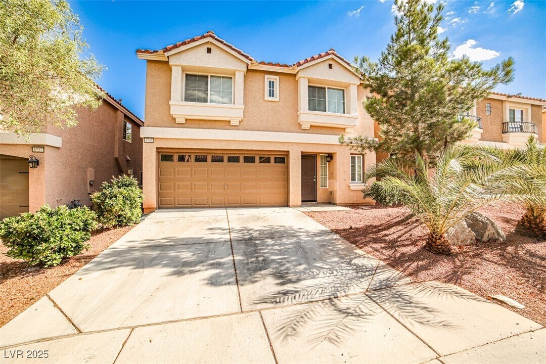 6745 Philharmonic Ave in Las Vegas, NV - Building Photo