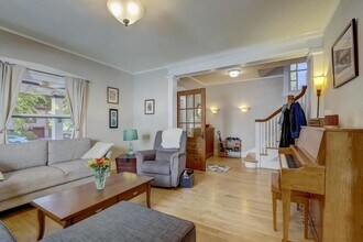 2114 E Edgewood Ave in Shorewood, WI - Foto de edificio - Building Photo