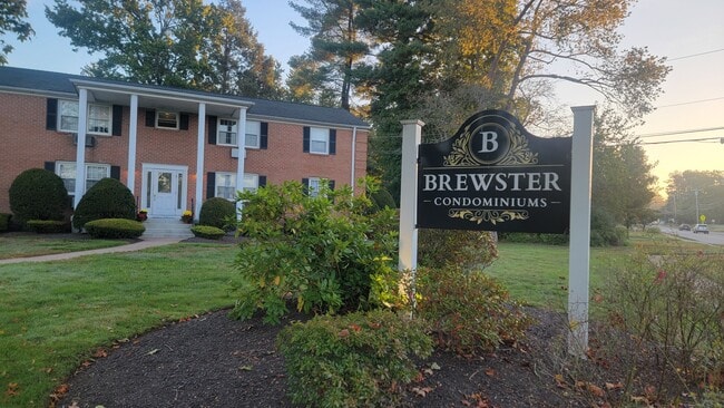 12 Brewster Rd in Glastonbury, CT - Building Photo - Building Photo