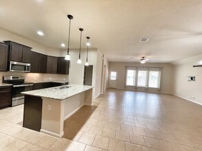 2743 Wheatfield Wy in New Braunfels, TX - Foto de edificio - Building Photo