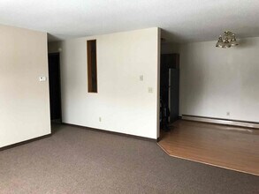 902 S Douglas St in Lamberton, MN - Building Photo - Building Photo