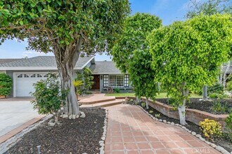 24031 Olivera Dr in Mission Viejo, CA - Foto de edificio - Building Photo