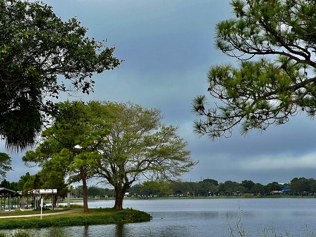2480 Lake Osborne Dr in Lake Worth Beach, FL - Building Photo - Building Photo