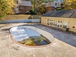 500 Umstead Dr in Chapel Hill, NC - Foto de edificio - Building Photo