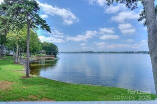 368 Northwest Dr in Davidson, NC - Building Photo