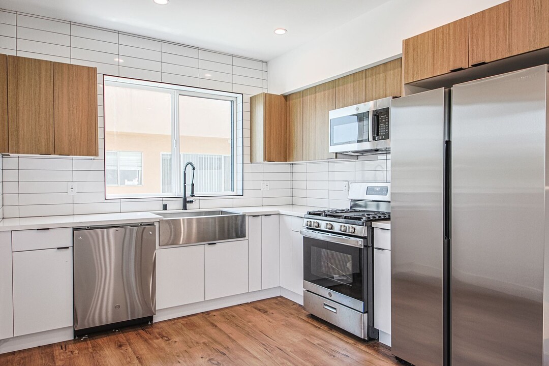 6455 Troost Ave in Los Angeles, CA - Building Photo