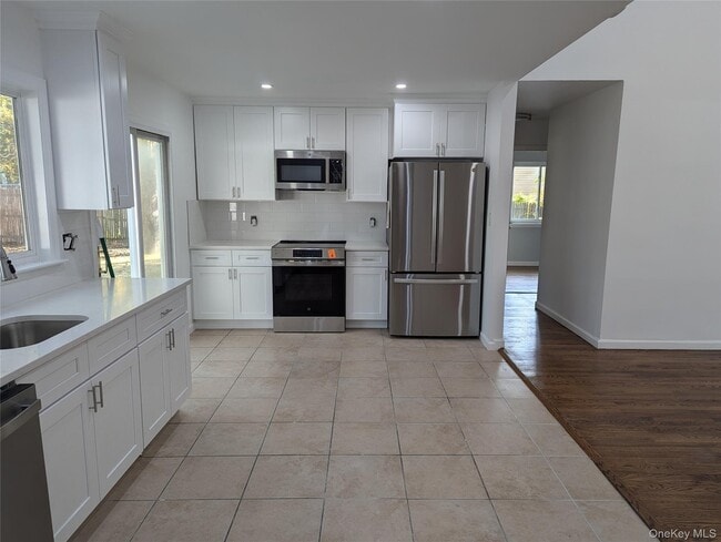 144 Sequoia Dr in Coram, NY - Foto de edificio - Building Photo