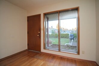 2404-2418 SE 58th in Portland, OR - Foto de edificio - Building Photo