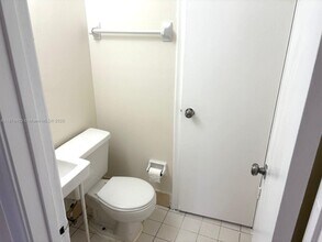 566 NW 114th Ave in Miami, FL - Building Photo - Building Photo