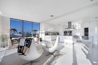 88 SW 7th St in Miami, FL - Foto de edificio - Building Photo