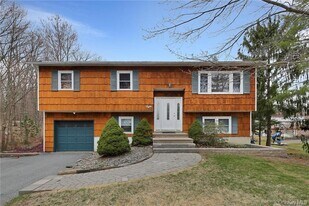 8 Fillmore Ct in Woodbury, NY - Building Photo