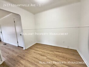 2417 Losantiville Ave in Cincinnati, OH - Building Photo - Building Photo