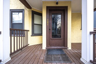 121 Browne St, Unit 1 in Brookline, MA - Foto de edificio - Building Photo