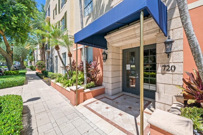 property at 720 S Sapodilla Ave