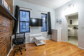 380 2nd Ave in New York, NY - Building Photo - Building Photo