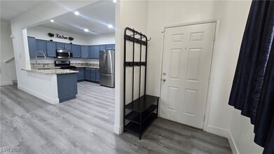 5205 El Castano Ave in Las Vegas, NV - Building Photo - Building Photo