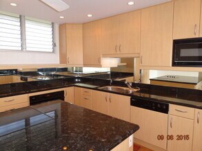 999 Wilder Ave-Unit -APT 1403 in Honolulu, HI - Foto de edificio - Building Photo