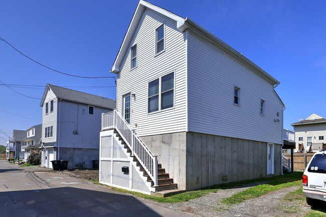 15 Chetwood St in Milford, CT - Building Photo - Building Photo