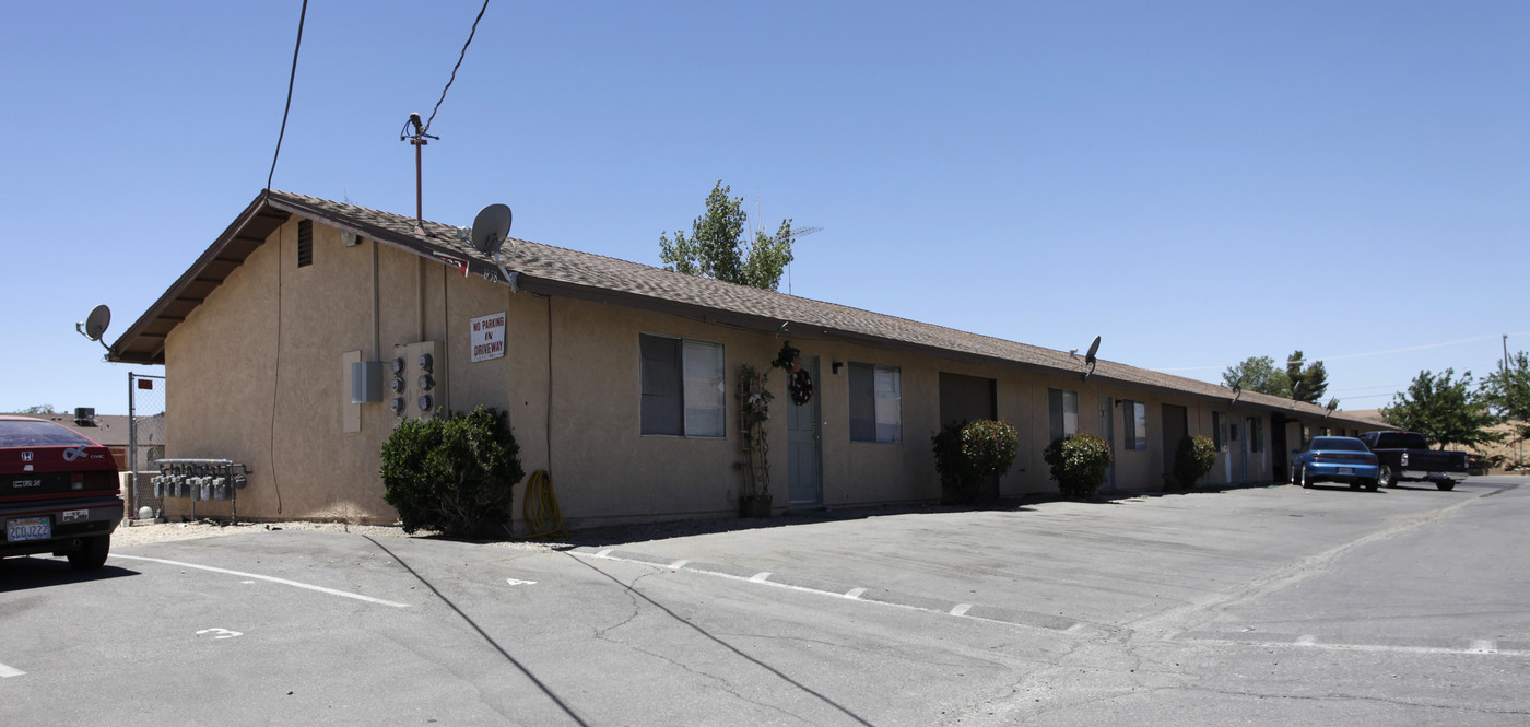 Hesperia Manor Apartments in Hesperia, CA - Building Photo