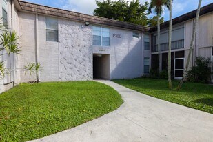 10385 N Kendall Dr in Miami, FL - Building Photo
