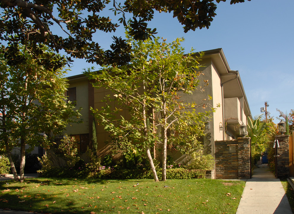 828 N Martel Ave in Los Angeles, CA - Foto de edificio