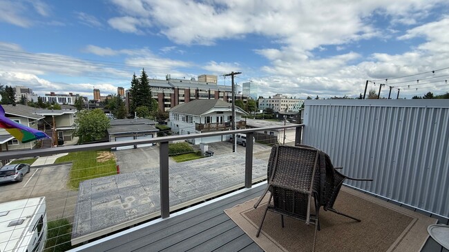 property at 953 W 12th Ave